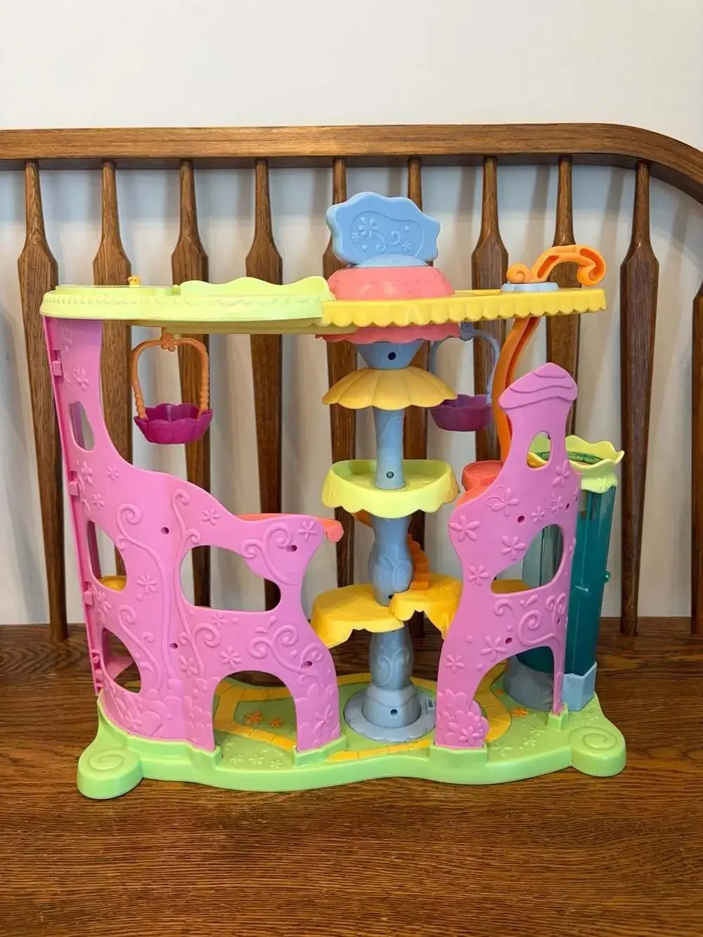 Hasbro Littlest Pet Shop Round n Round Pet Town Playset